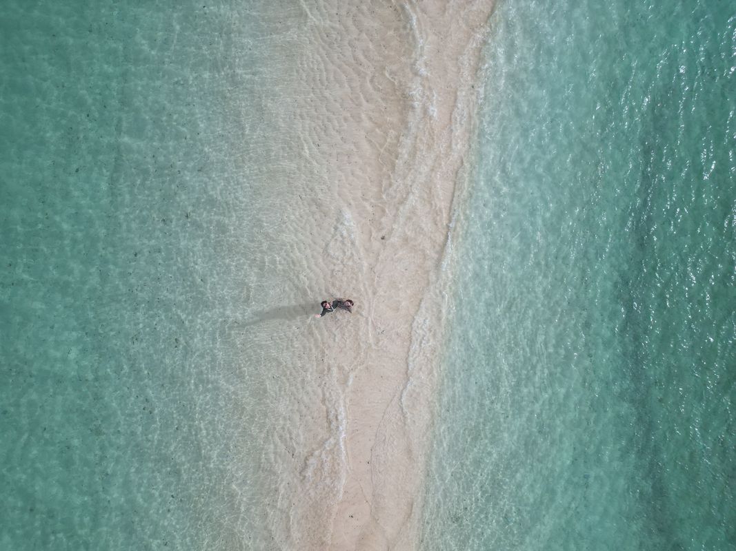 真上から見た幻の島の砂浜と浅瀬