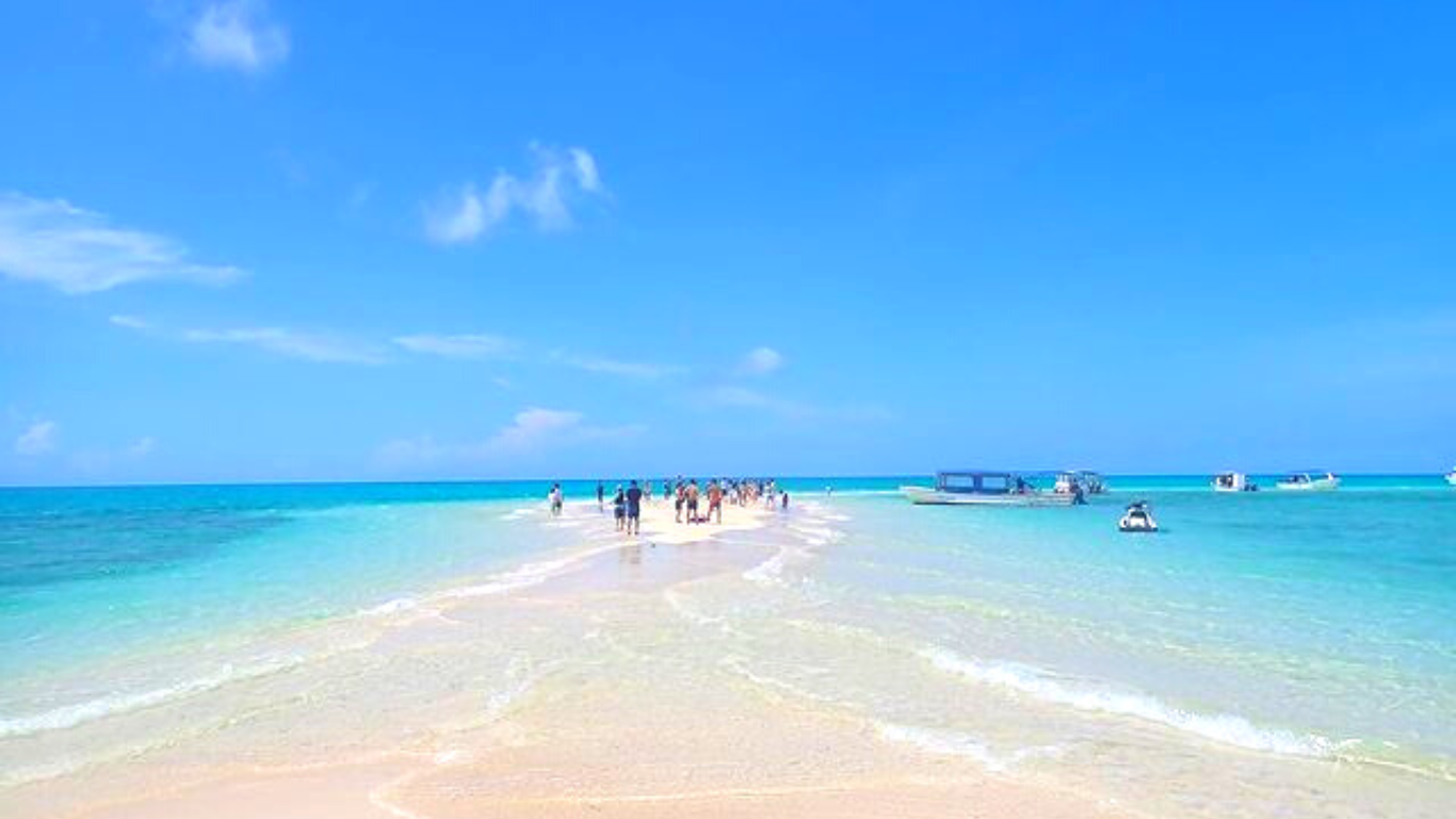 白い砂浜と浅い海が広がる幻の島
