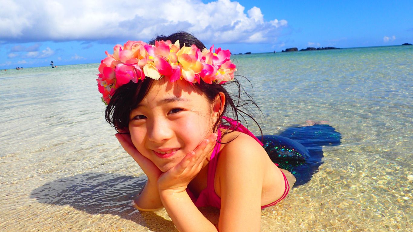 幻の島の浅瀬でマーメイドフォトを楽しむお子さま